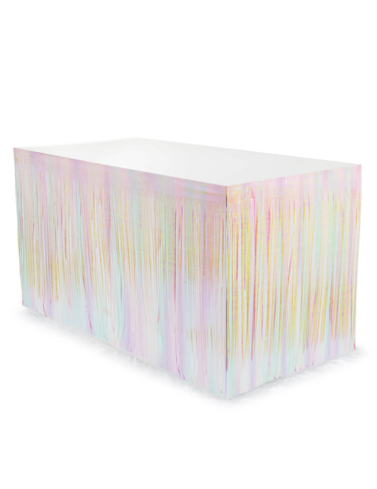 Vue d'ensemble sur une table de la jupe de table à franges irisées pour fête