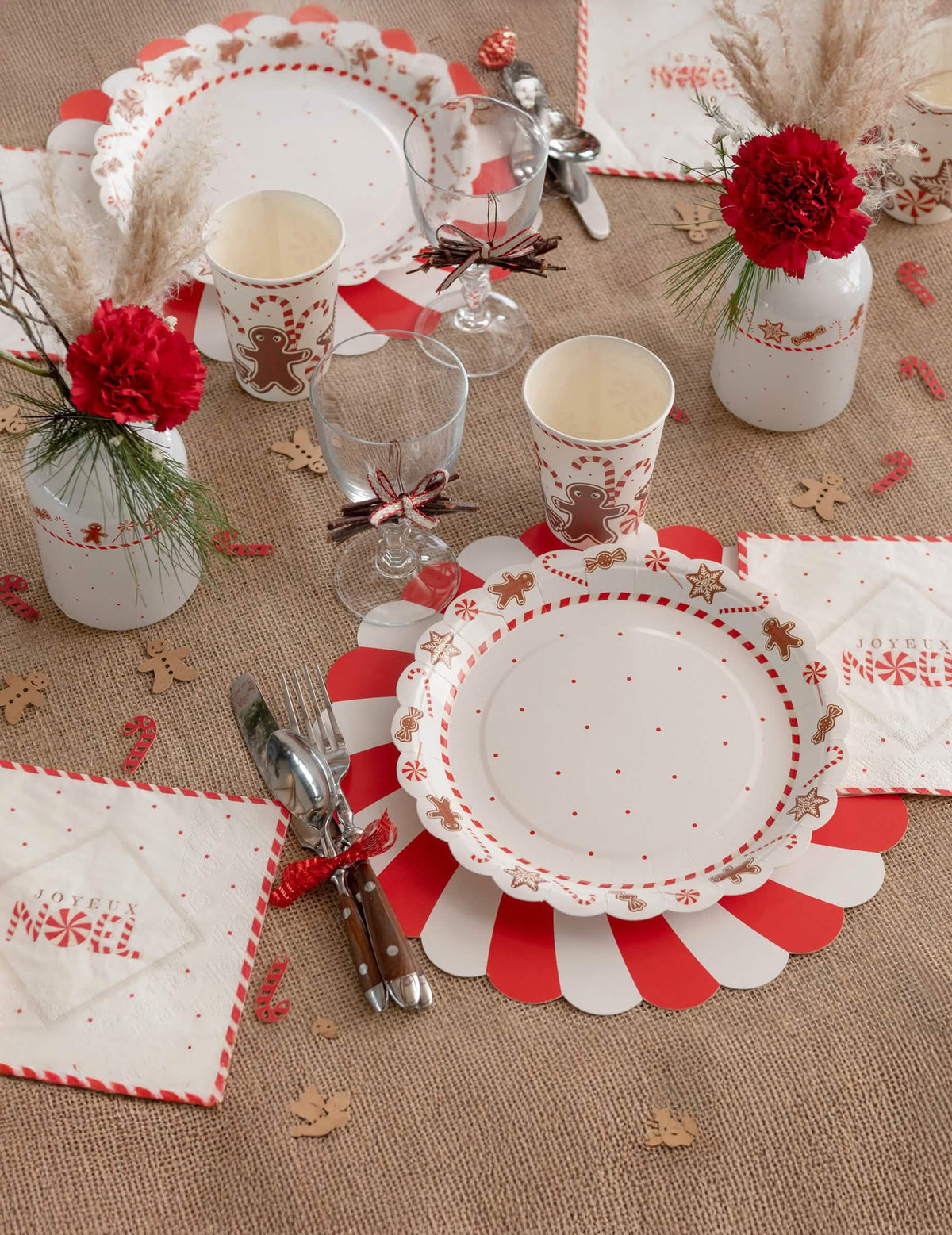Vue d'ensemble de la décoration de table des assiettes en carton motif gourmandises de Noël
