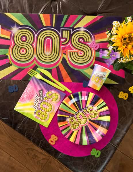 Mise en situation sur une table des assiettes en carton années 80
