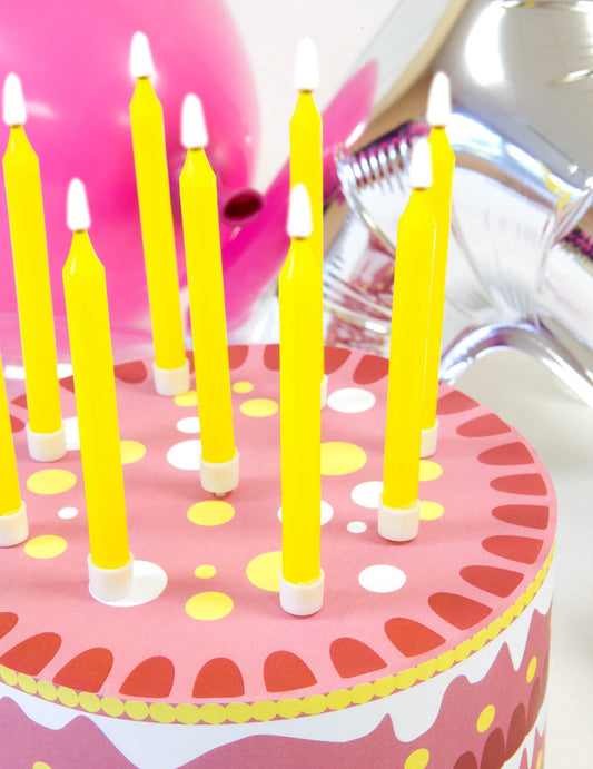 Gros plan sur les bougies jaunes des bougies colorées pour anniversaire multicolores
