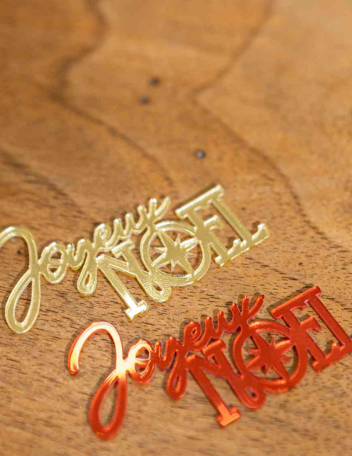 10 tafelconfetti Vrolijk Kerstfeest rood en goud 6,5 x 3,5 cm