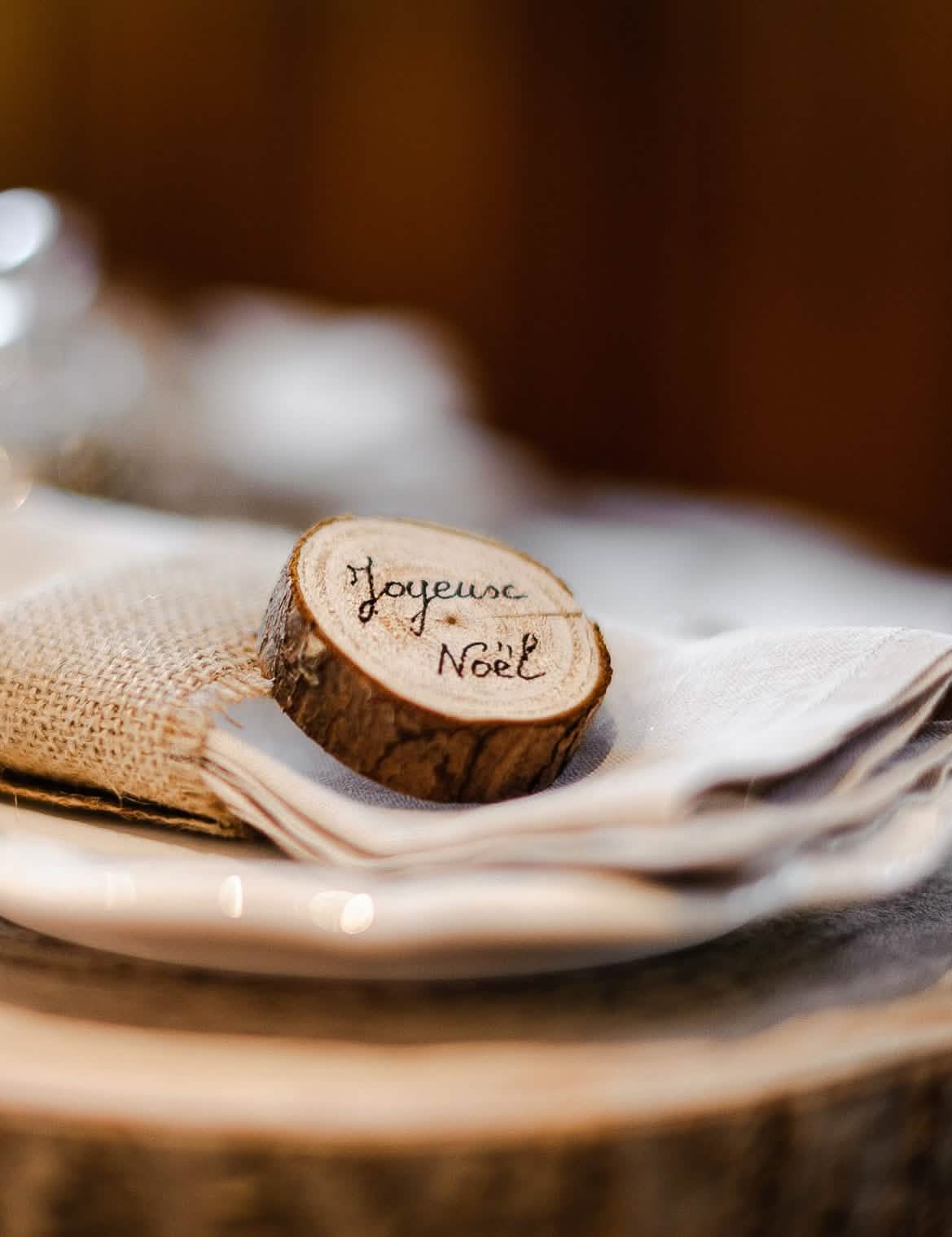 Détail de l'inscription Joyeux Noël du mini rondin de bois naturel pour décoration avec écorce