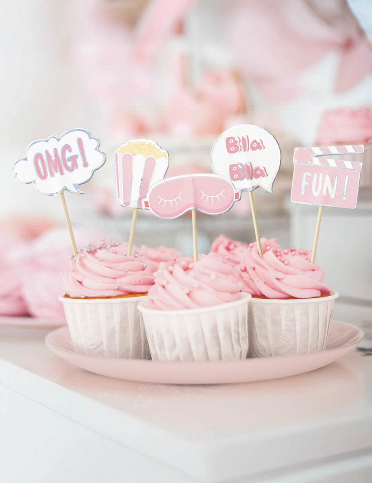 Détail des motifs sur des cupcakes des pics à cocktail pyjama party