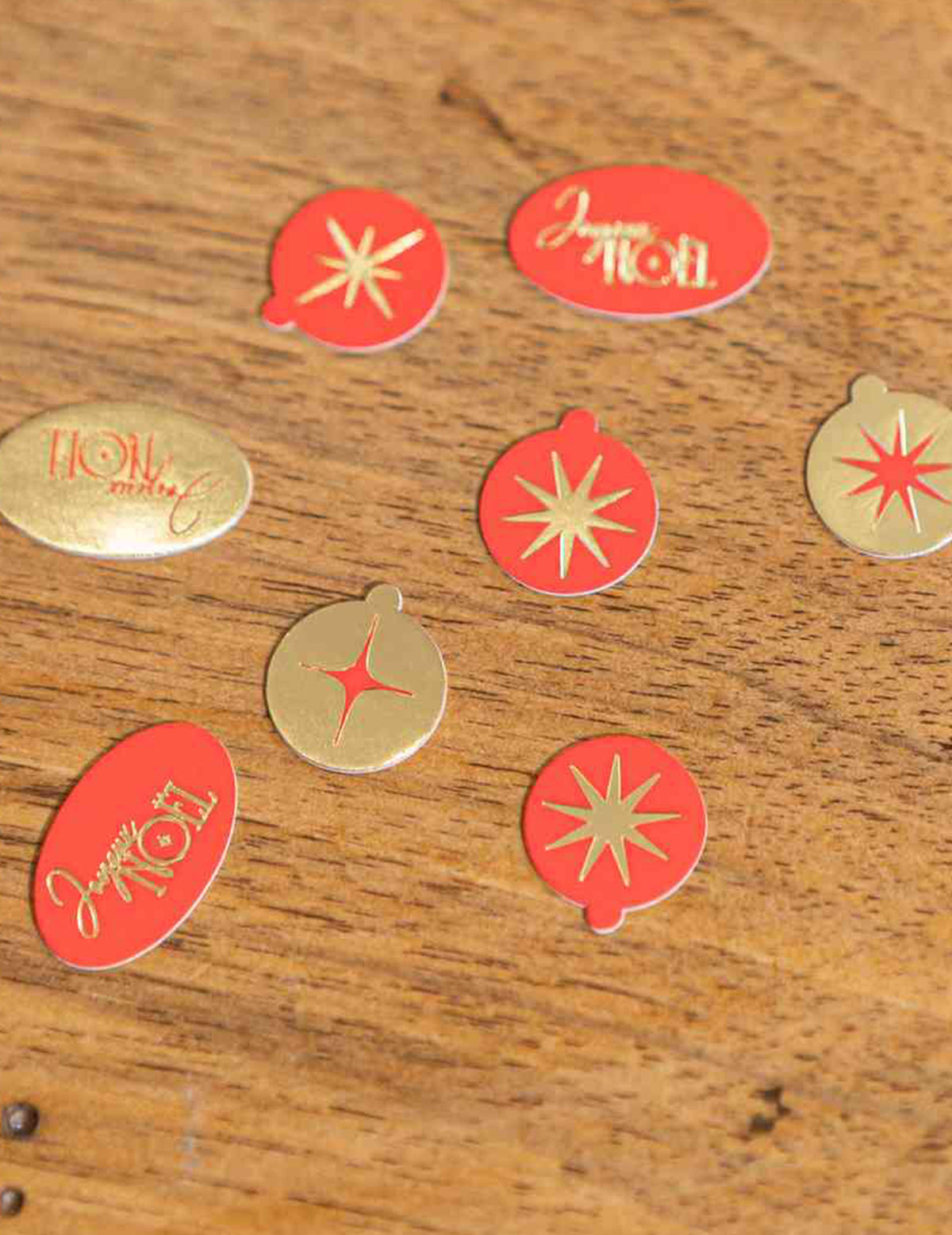 100 tijdloze kerstconfetti Vrolijk Kerstfeest rood en goud van 1 tot 2 cm