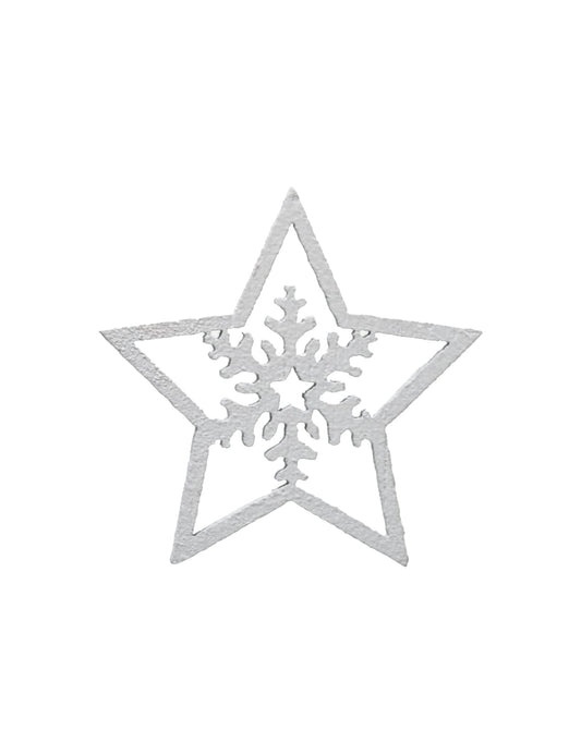Gros plan sur le motif flocon des petites décorations étoiles pour fête blanches en bois et flocons