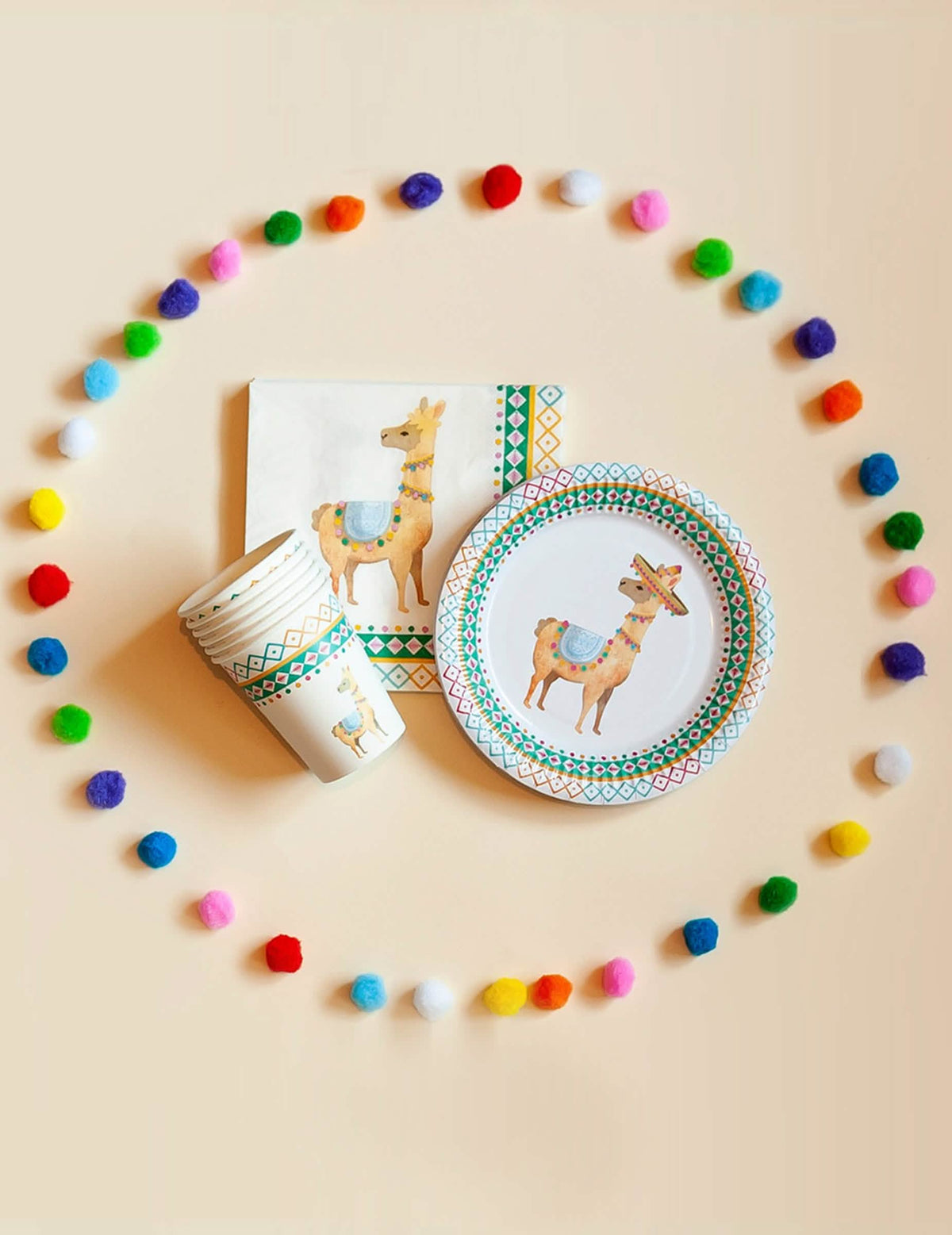 Mise en scène décorative des pompons pour décoration de fête multicolores