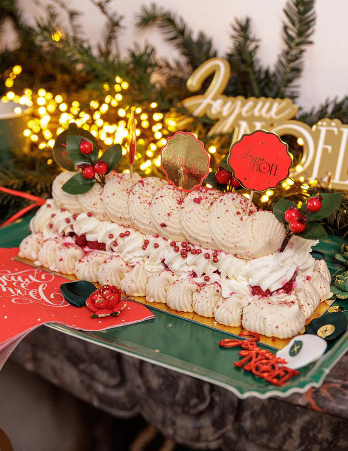 12 prikkers tijdloos Vrolijk Kerstfeest rood en goud 9 cm