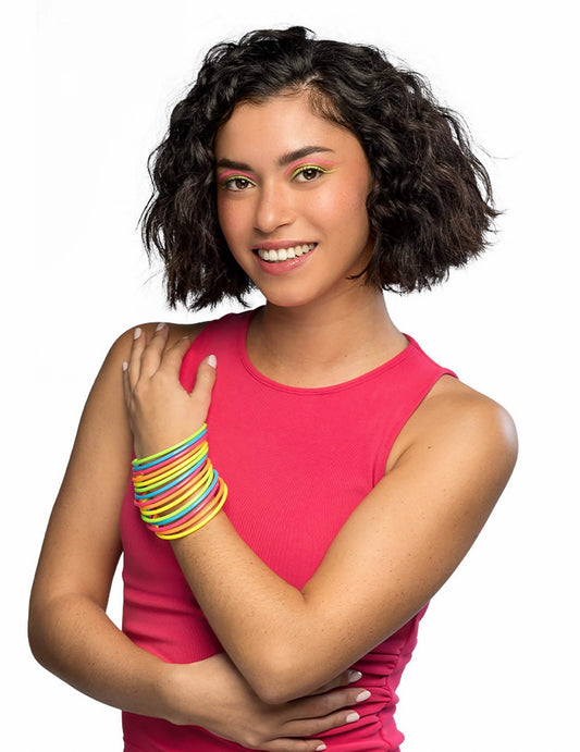 Détail des bracelets portés des 15 Bracelets multicolores fluos pour femme néon