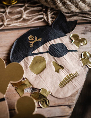 Détail de la dorure des serviettes en papier tête de pirate
