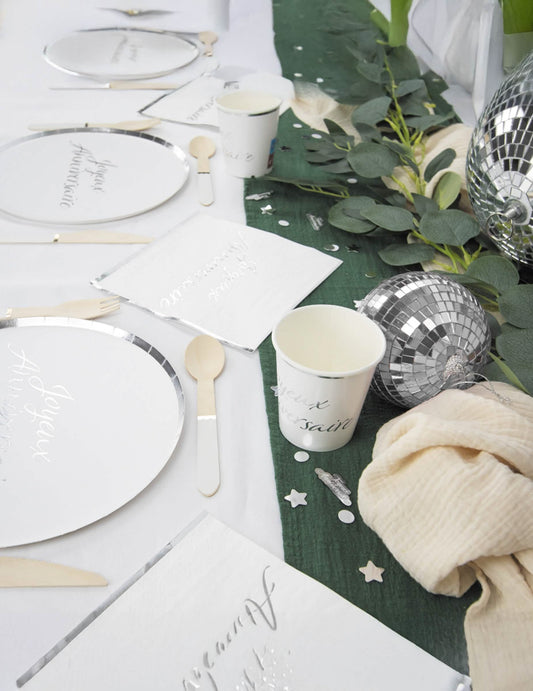 Mise en situation sur table de fête du lot de 2 boules disco pour fête
