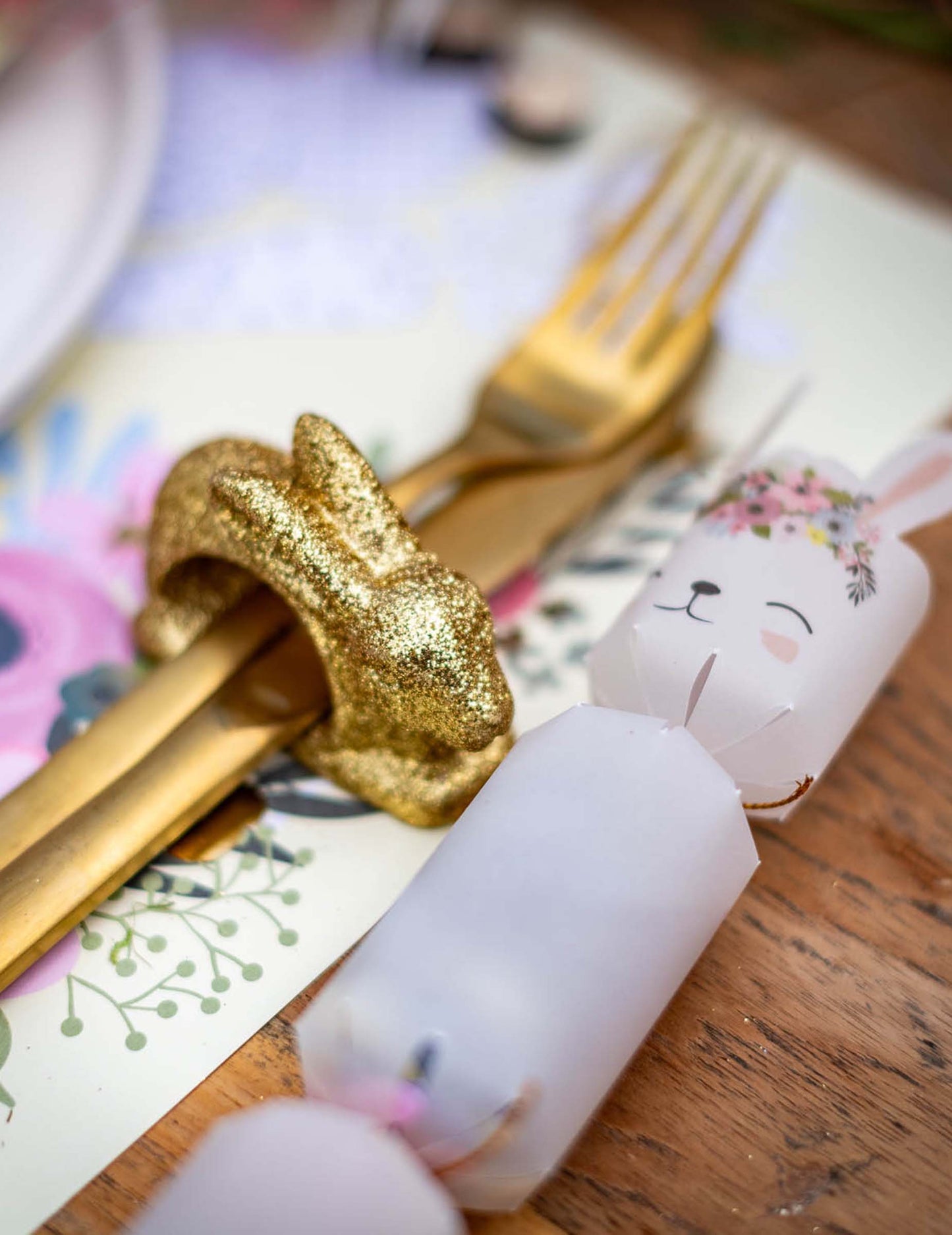 Gros plan sur les paillettes du rond de serviette lapin pour Pâques
