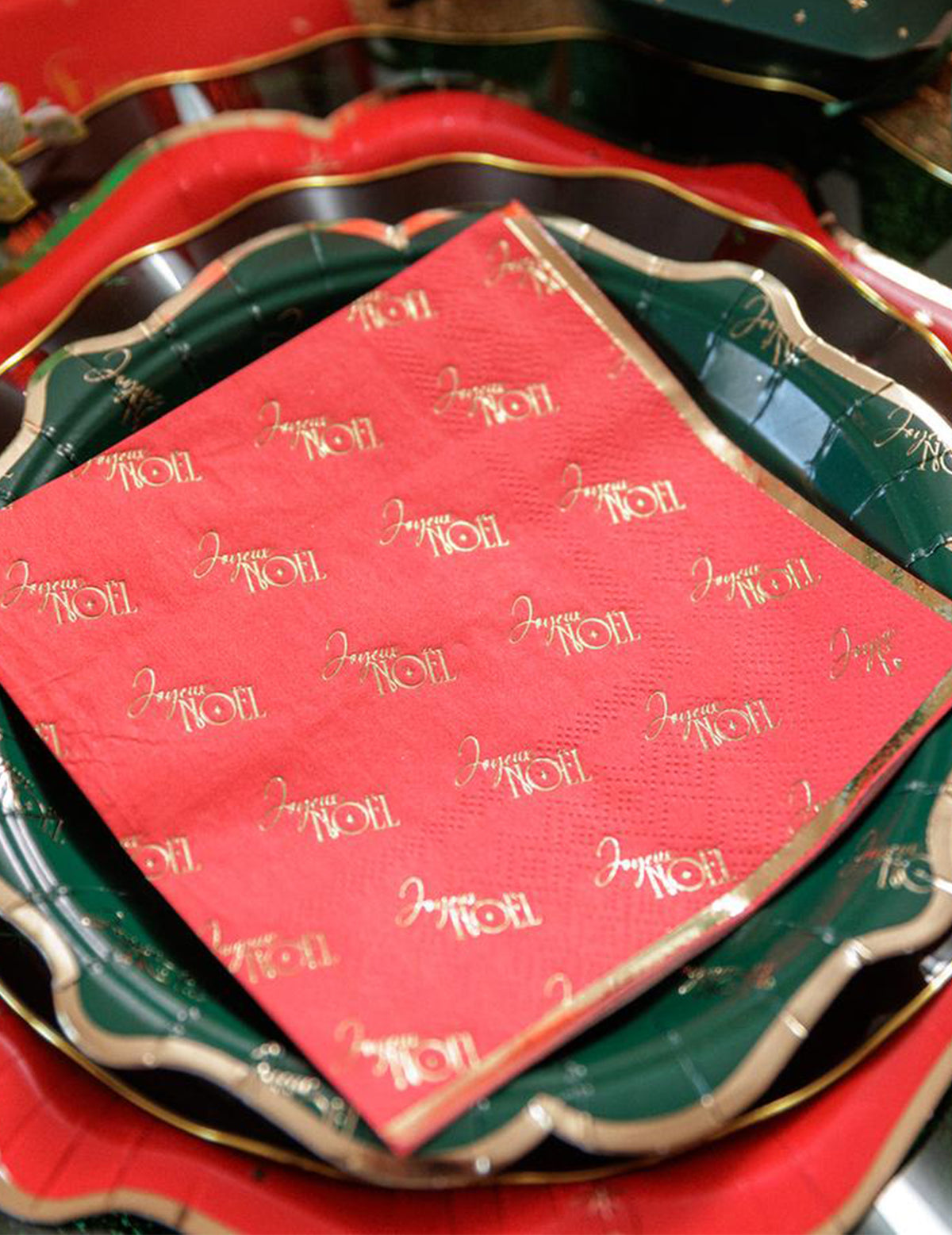 20 cocktailservetten tijdloos Vrolijk Kerstfeest rood en goud 24 x 24 cm