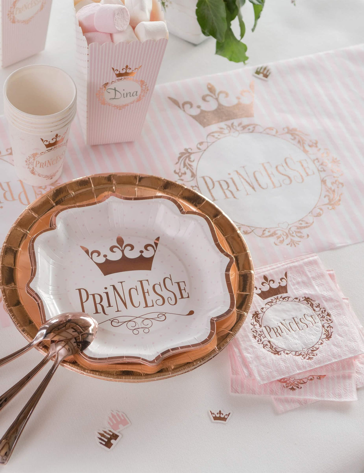 Détail de la décoration de table du Serviettes Princesse rose gold