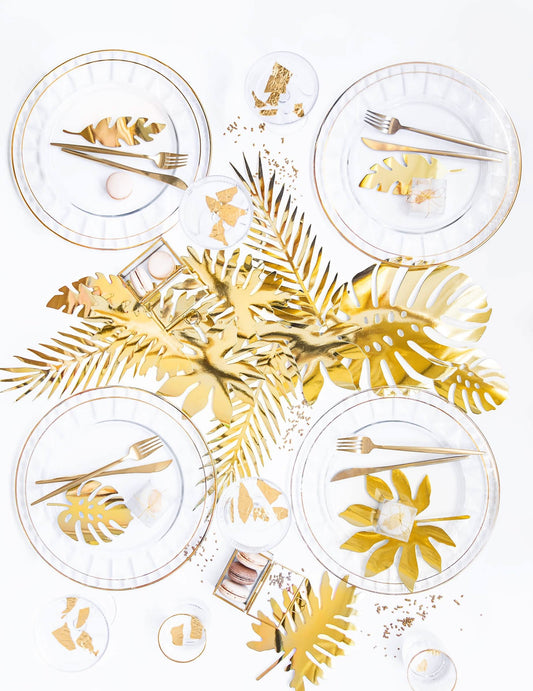 Mise en scène de table des feuilles tropicales en papier pour décoration