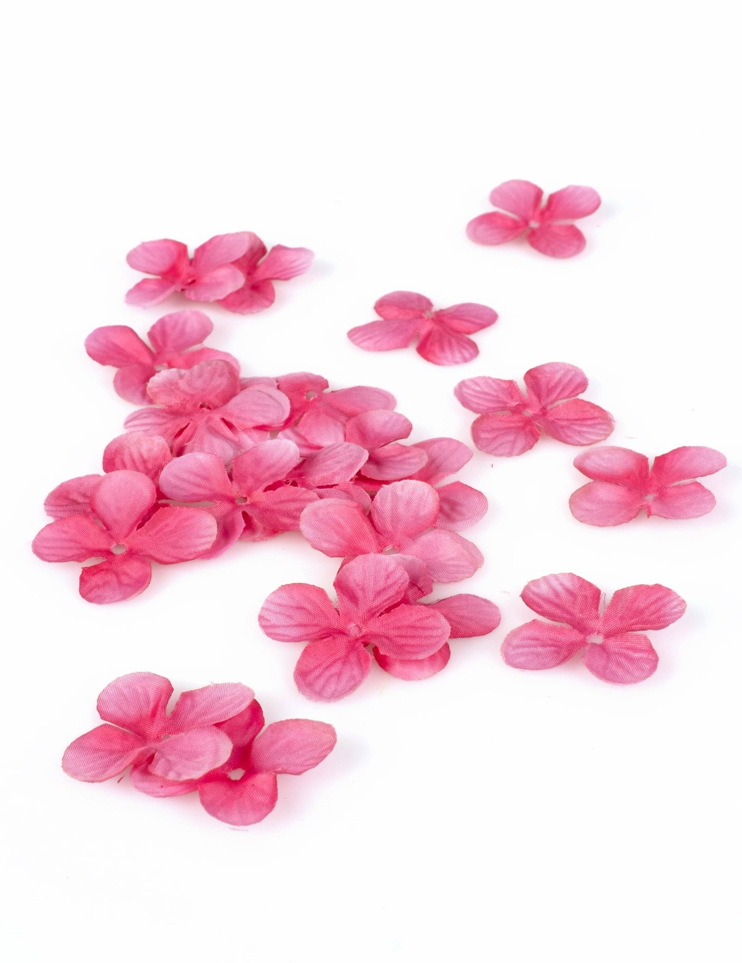 Détail des décorations de table pétales de fleurs fuchsia en tissu
