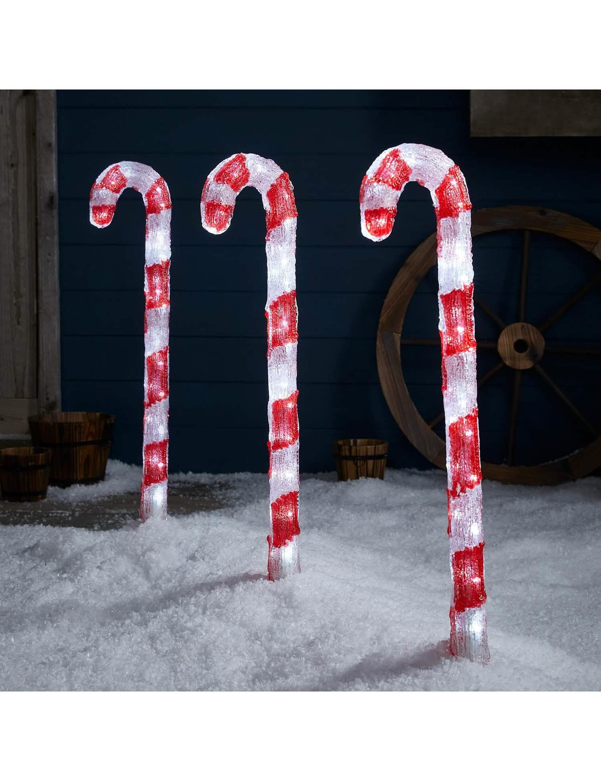 Mise en situation dans la neige des décorations lumineuses sucre d'orge