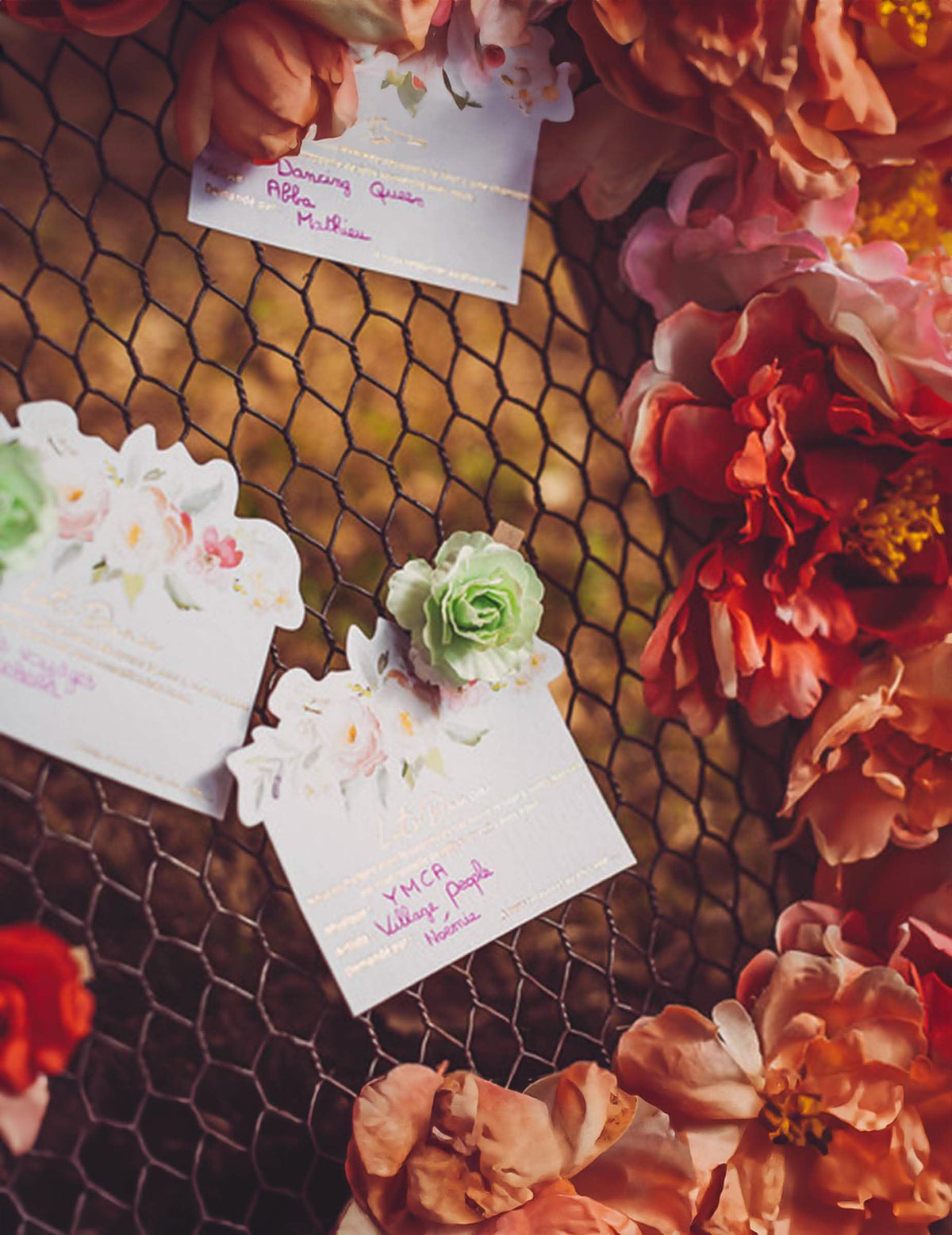 Gros plan sur une carte et sa pince fleur des cartes aquarelle Let's Dance pour animation mariage