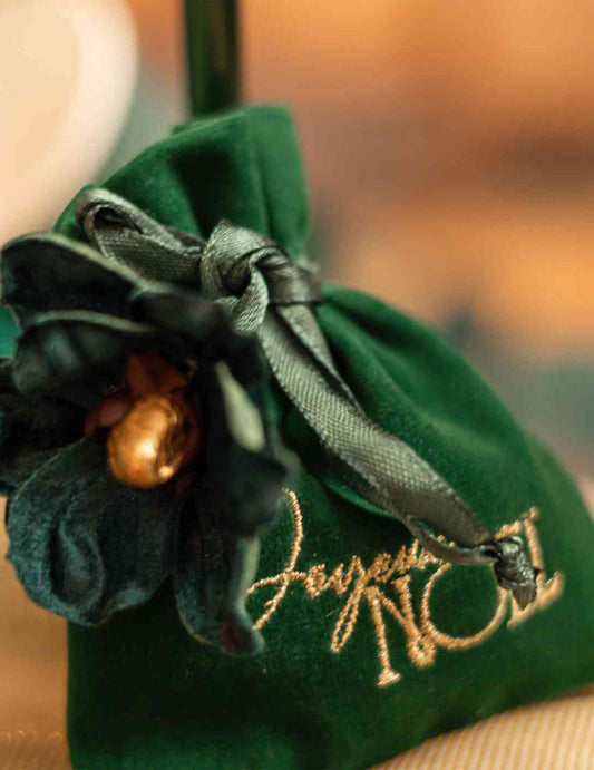 4 pochons Joyeux Noël velours vert foncé et or 9,5 x 11,5 cm