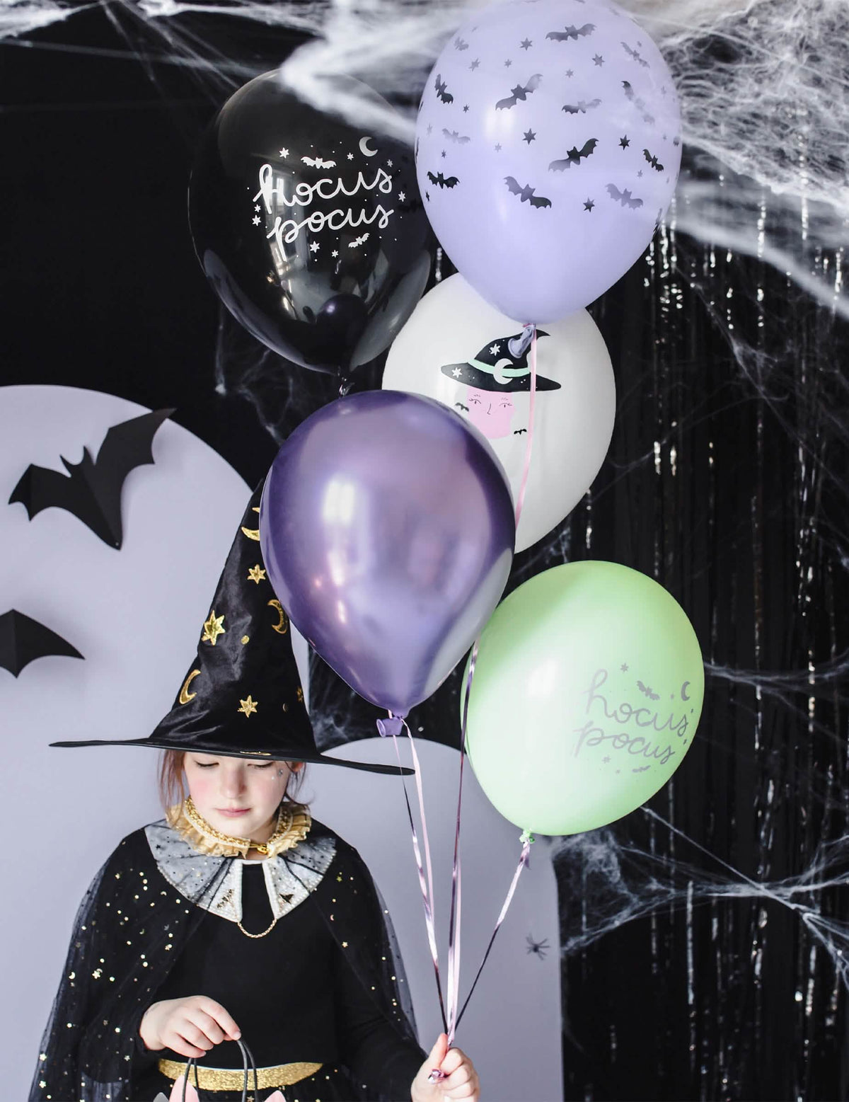 Mise en situation des 6 ballons en latex sorcière Halloween
