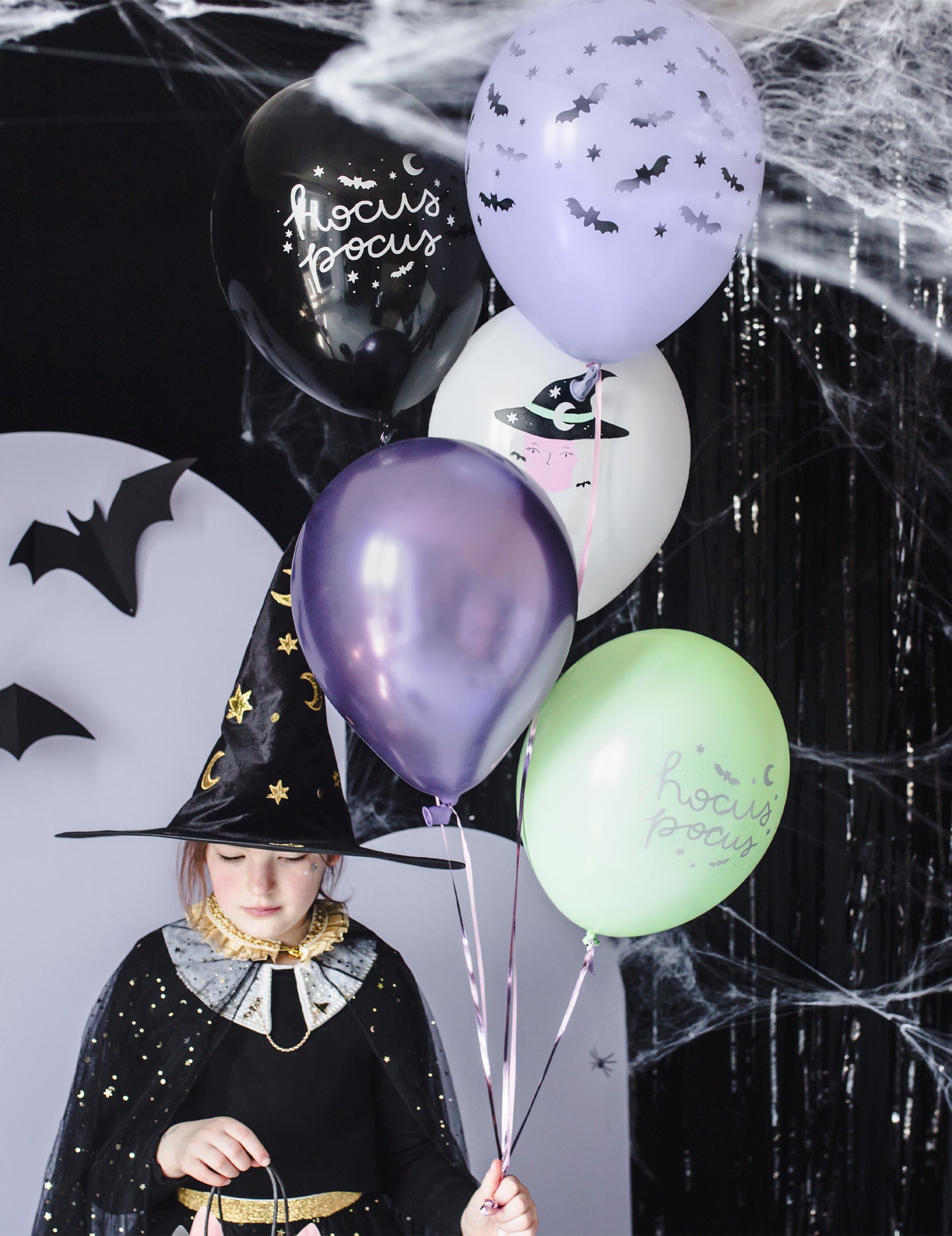 Mise en situation des 6 ballons en latex sorcière Halloween