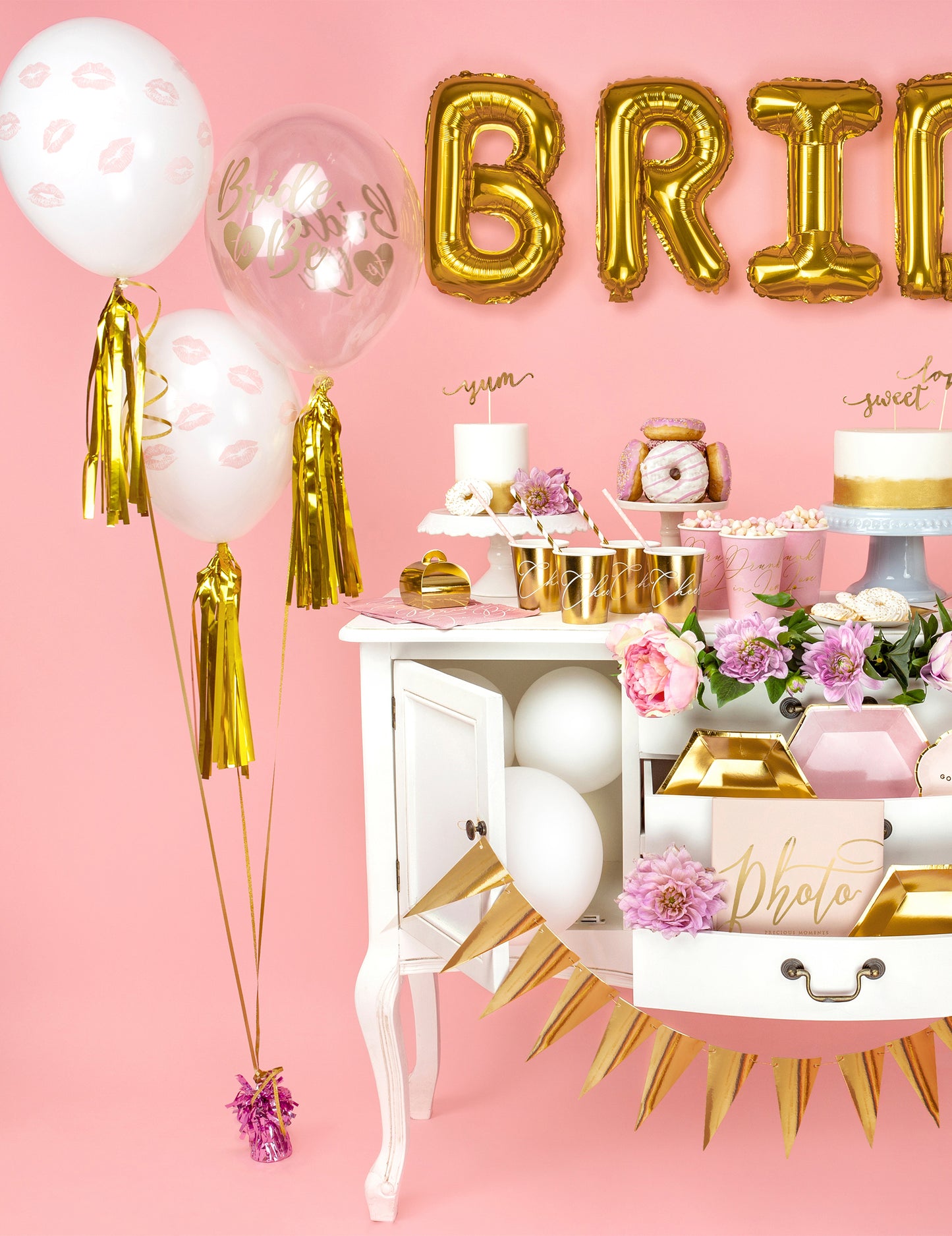 Mise en situation des ballons de décoration Bride to be pour EVJF transparents et roses