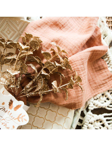 Détail des paillettes cuivrées du 6 branches d'eucalyptus Noël féerique