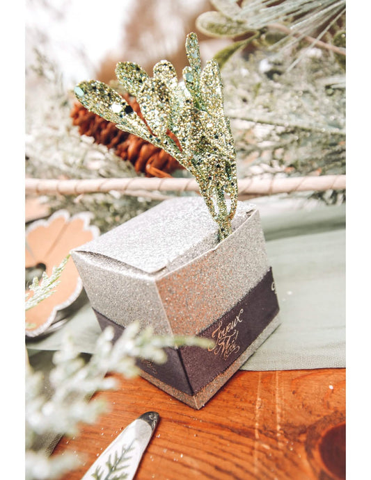 Mise en situation du 6 branches sur tige de Noël pour décoration à paillettes menthe