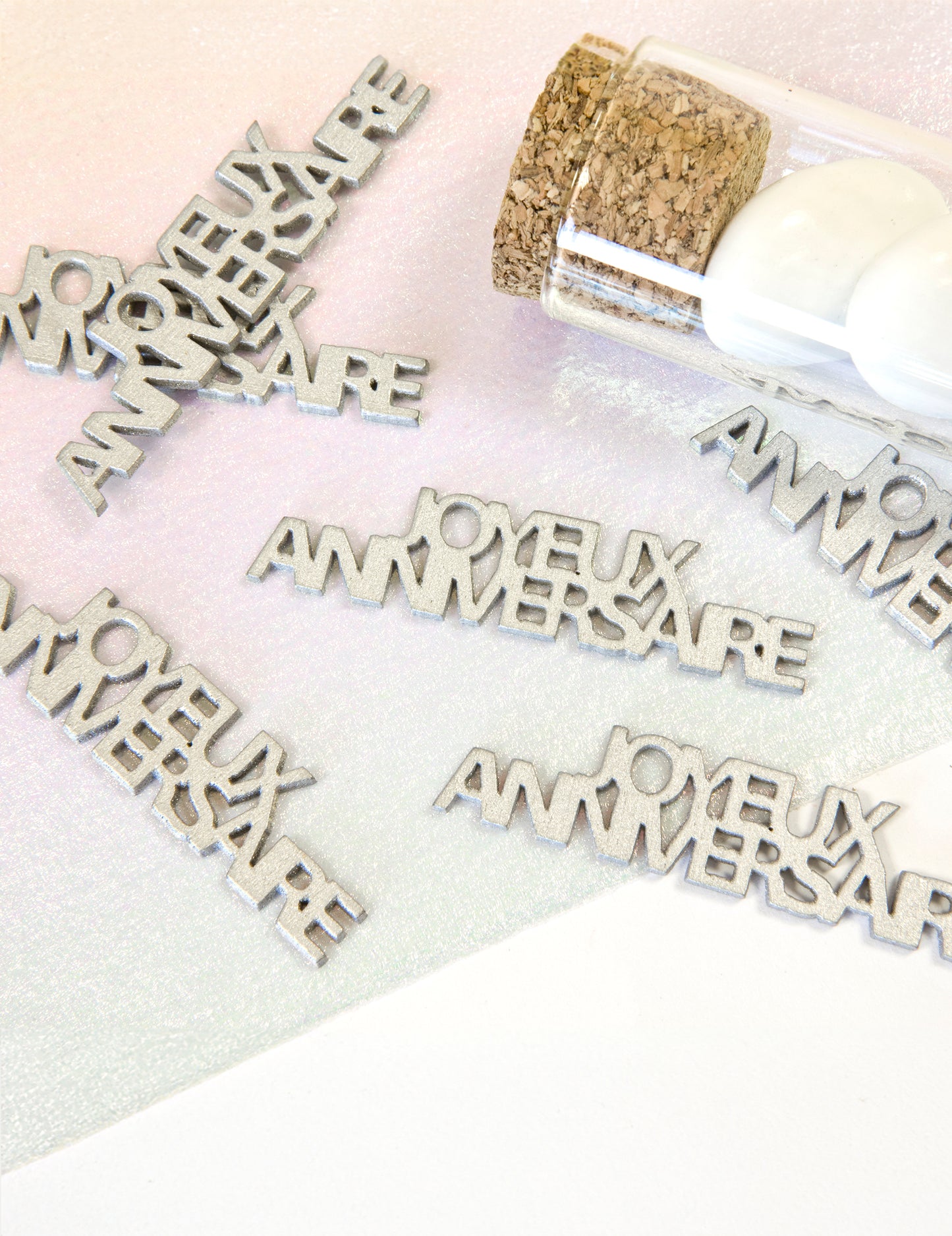 Gros plan des confettis de table Joyeux anniversaire