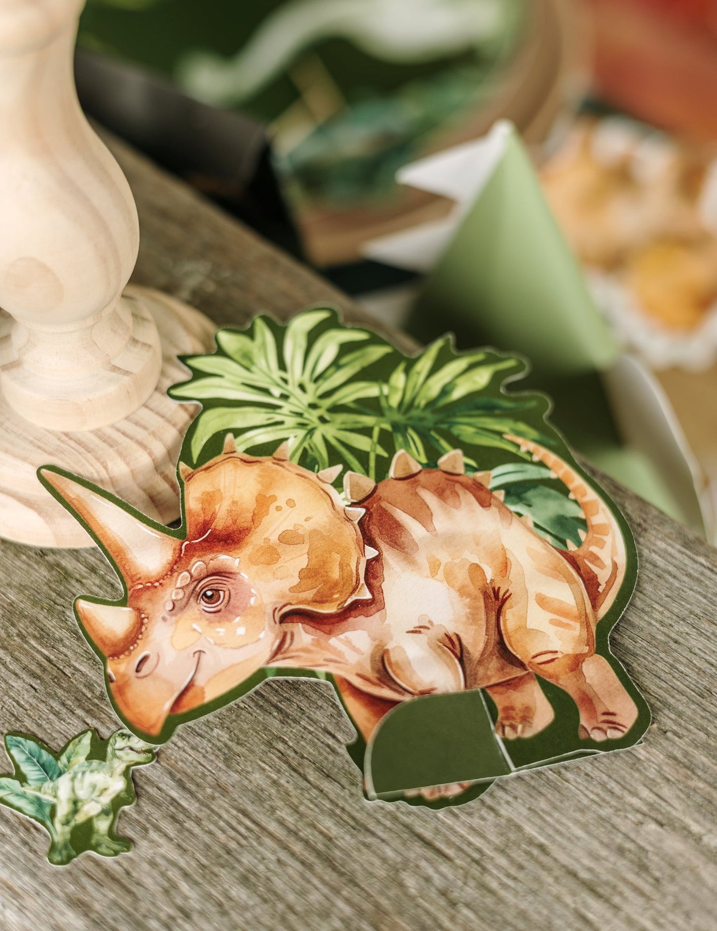 Gros plan sur le triceratops des décorations à poser dinosaures
