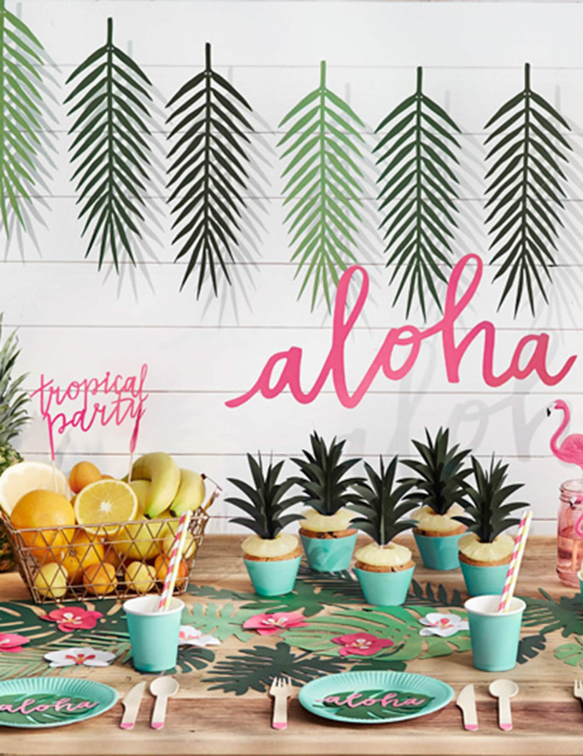 Mise en situation sur un buffet des décorations de table feuille Hawaï monstera