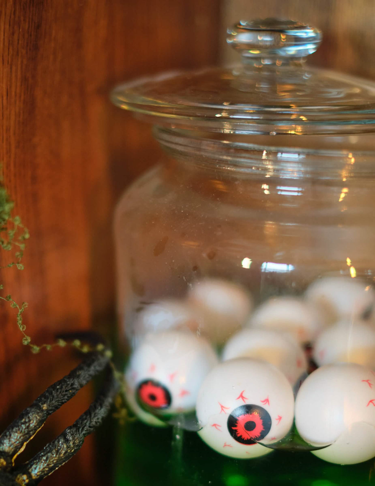 Gros plan dans le bocal des décorations petits yeux globuleux pour Halloween