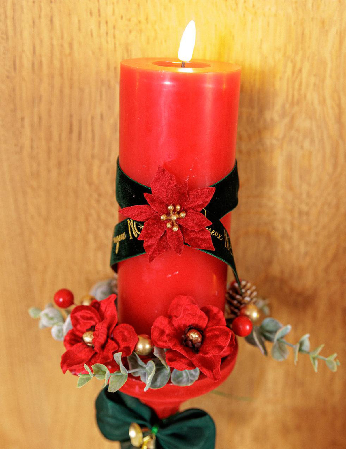 6 zelfklevende poinsettia bloemen van fluweel rood en goud 5,5 cm
