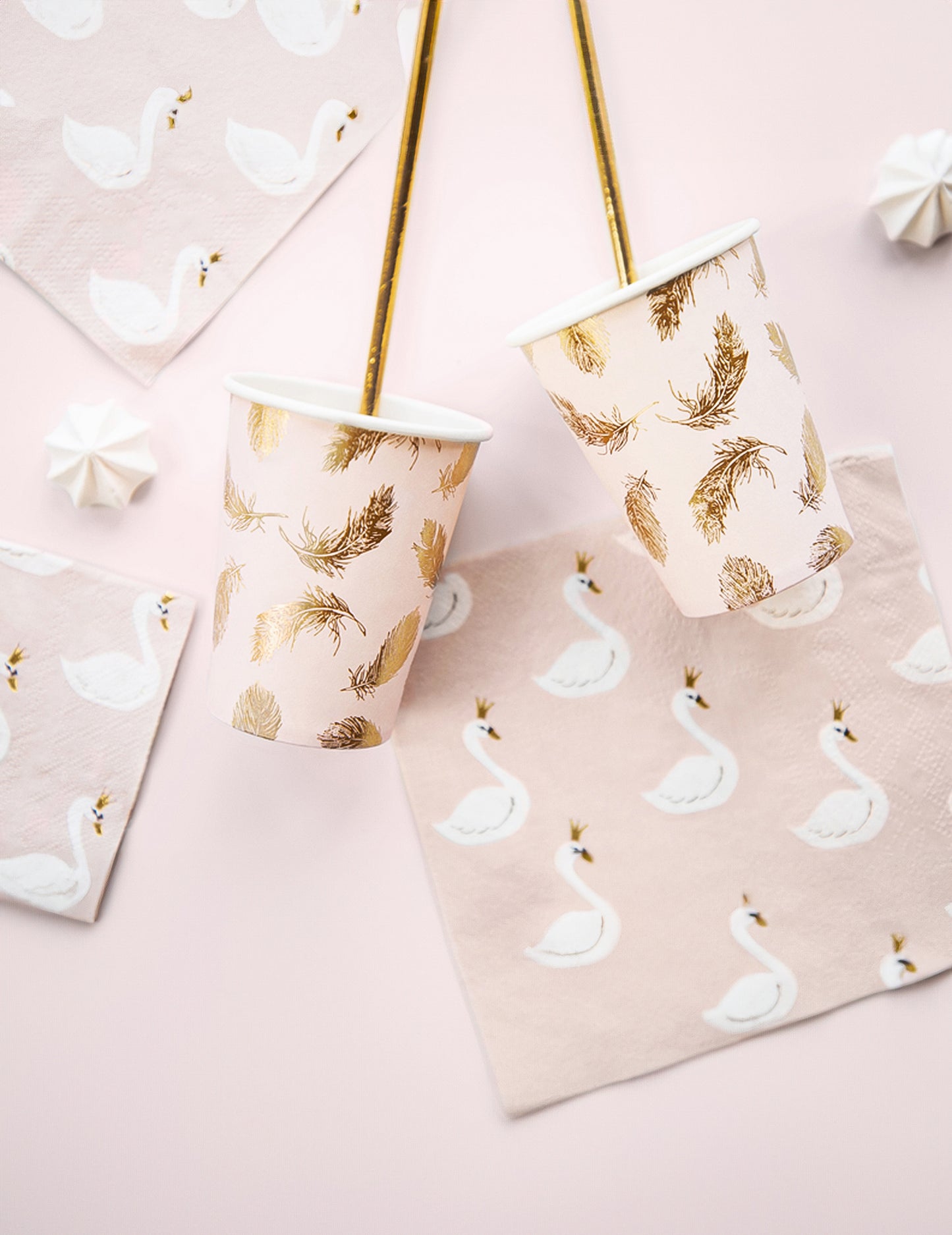 Mise en situation avec serviettes des gobelets en carton lovely swan rose et plumes dorées
