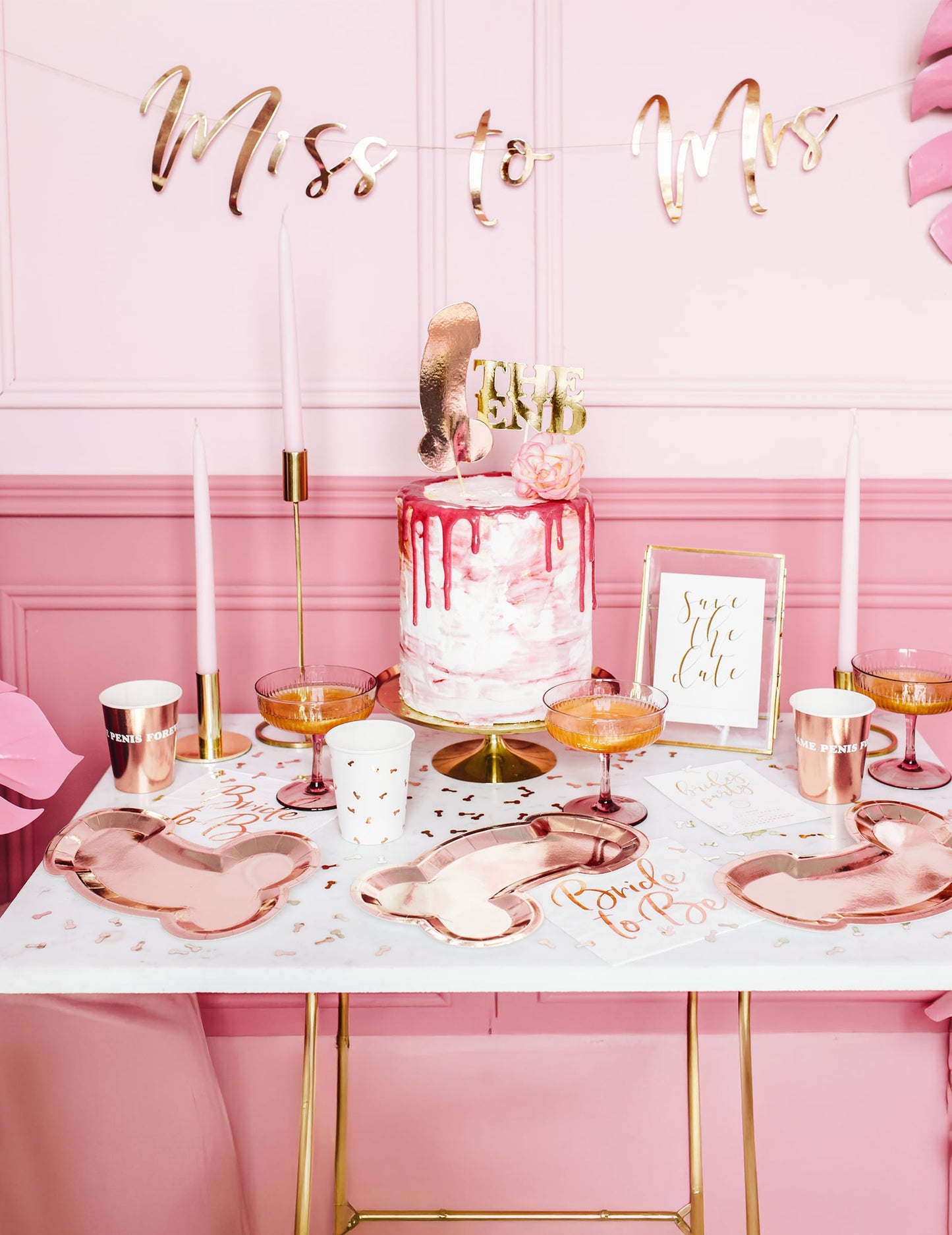 Mise en situation sur table de fête des gobelets en carton Same penis forever