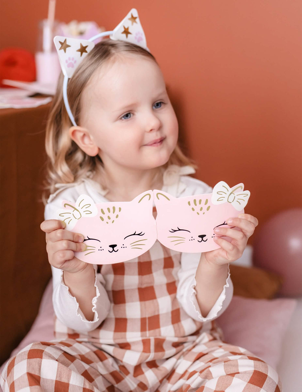 Mise en situation des invitations chatons pour anniversaire