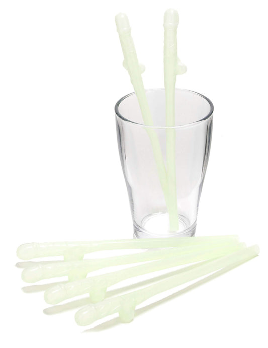 Mise en situation dans un verre des pailles coquines phosphorescentes