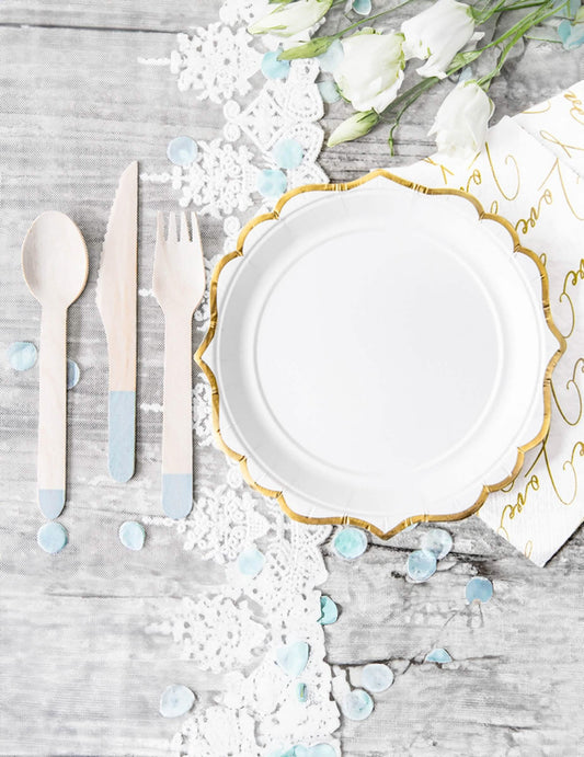 Mise en scène de table des petites assiettes en carton bordures ciselées pour fête blanches et dorées