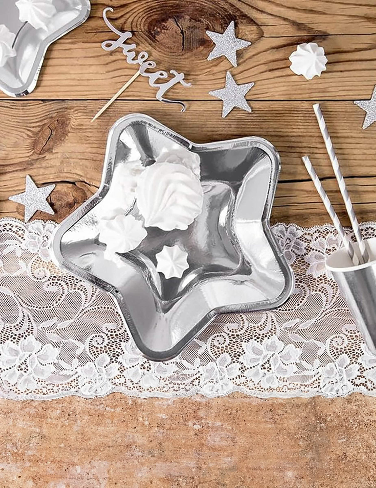 Mise en situation des assiettes en carton étoile pour fête