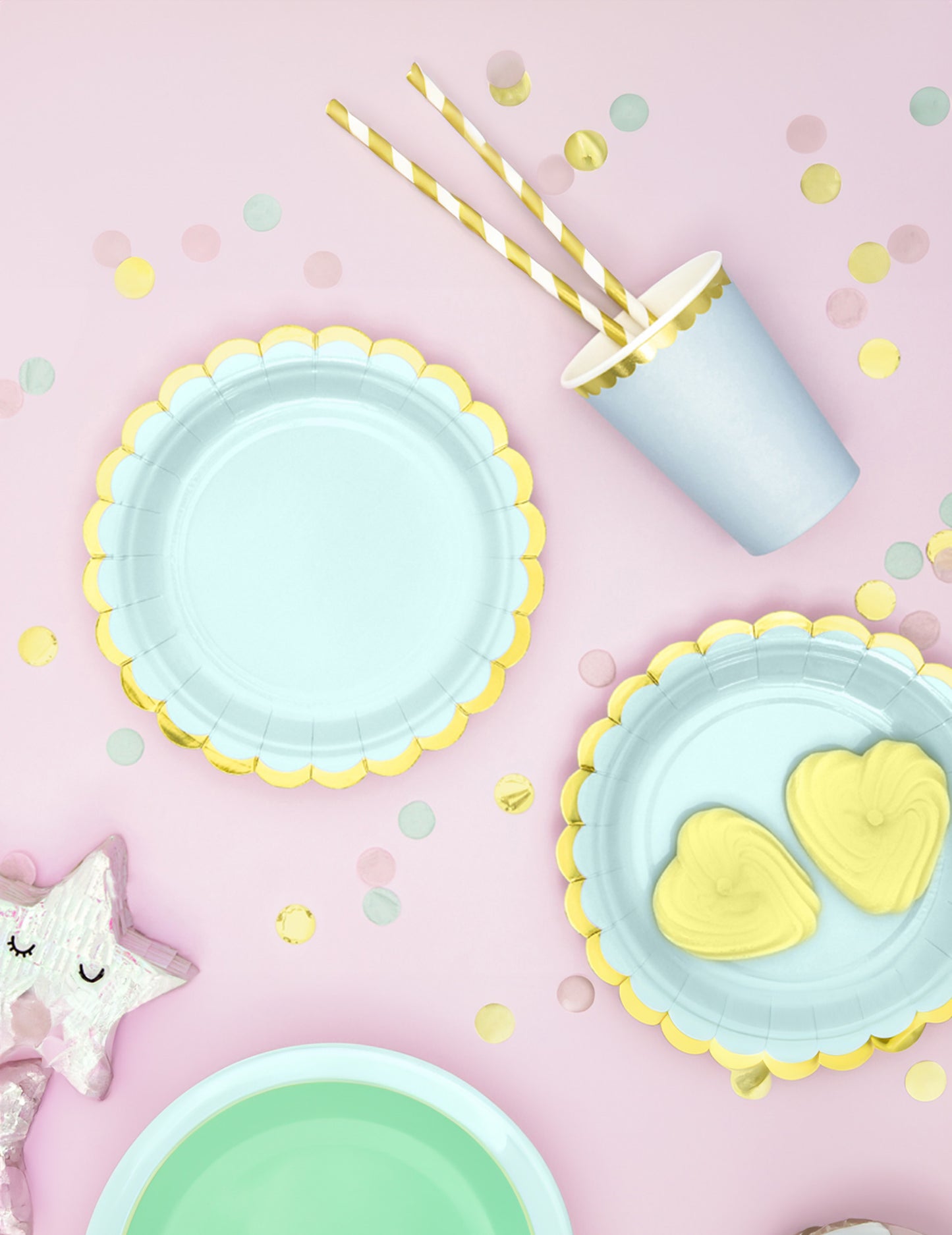 Mise en situation avec gobelet et confettis des assiettes en carton festonnées menthe et dorure