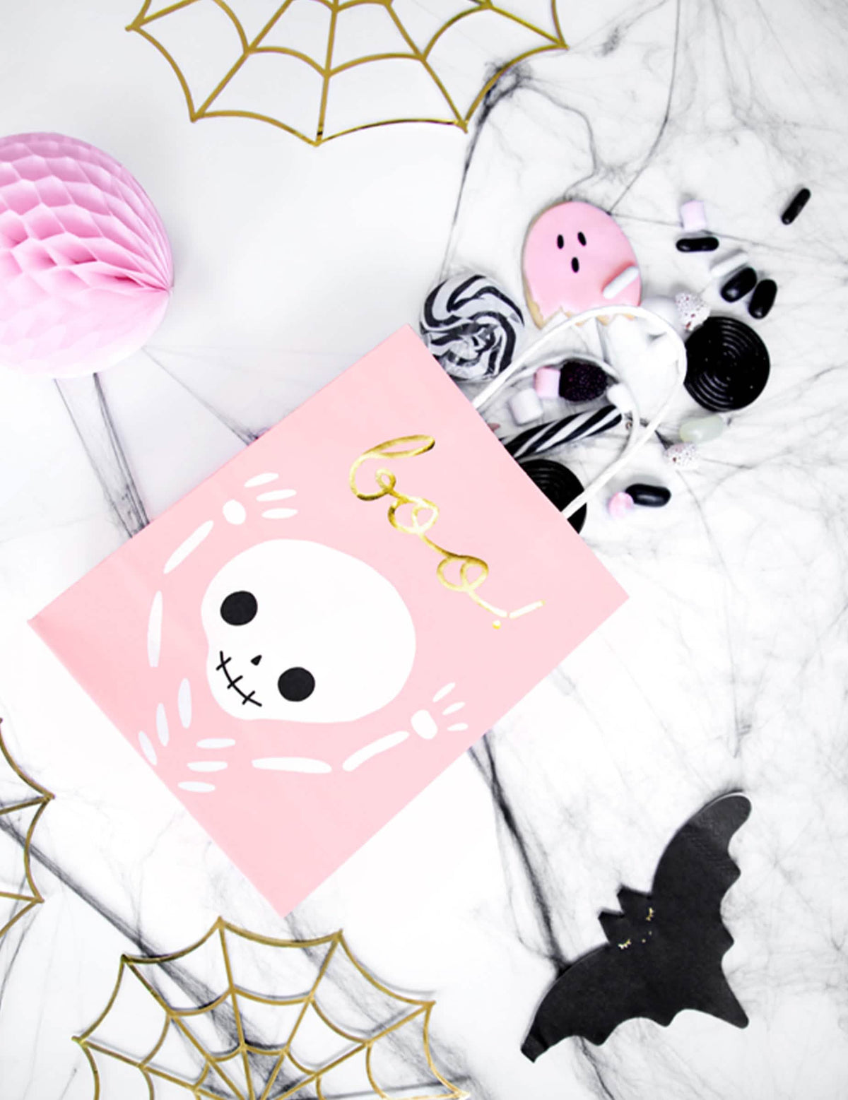 Vue de dessus avec bonbons des sacs à bonbons boo pour Halloween