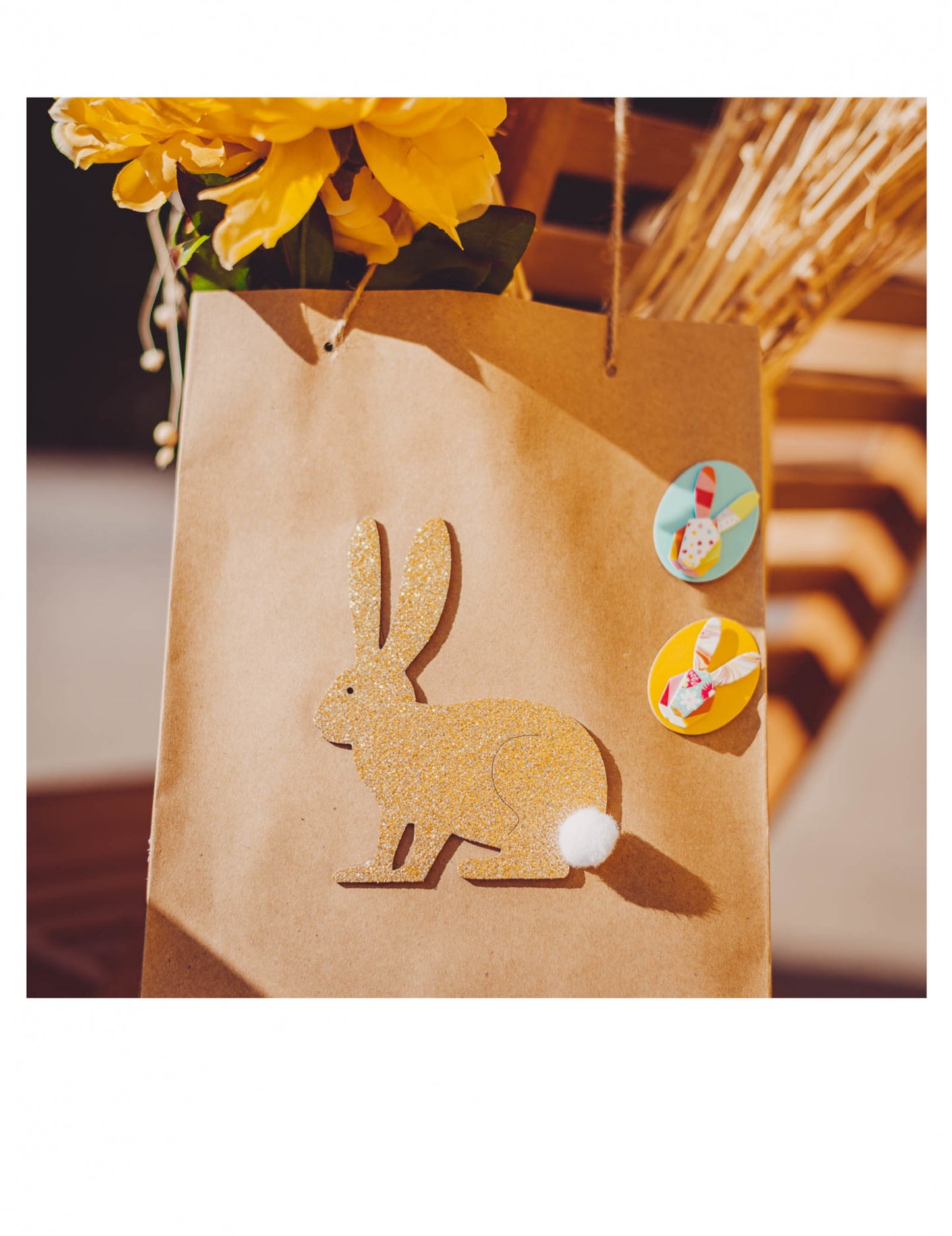 Détail d'un sachet cadeau décoré avec les 6 stickers lapins graphiques pour Pâques