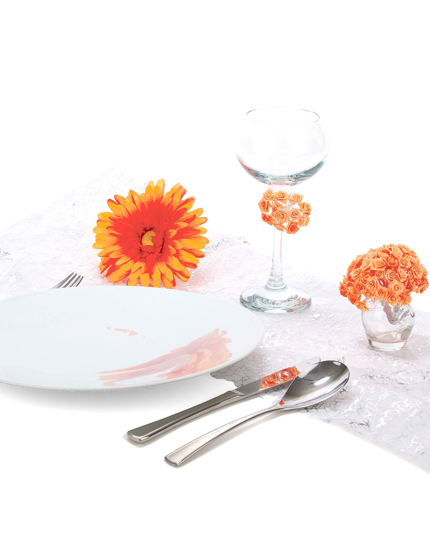 Mise en situation sur table des mini roses en satin sur tiges pour décoration