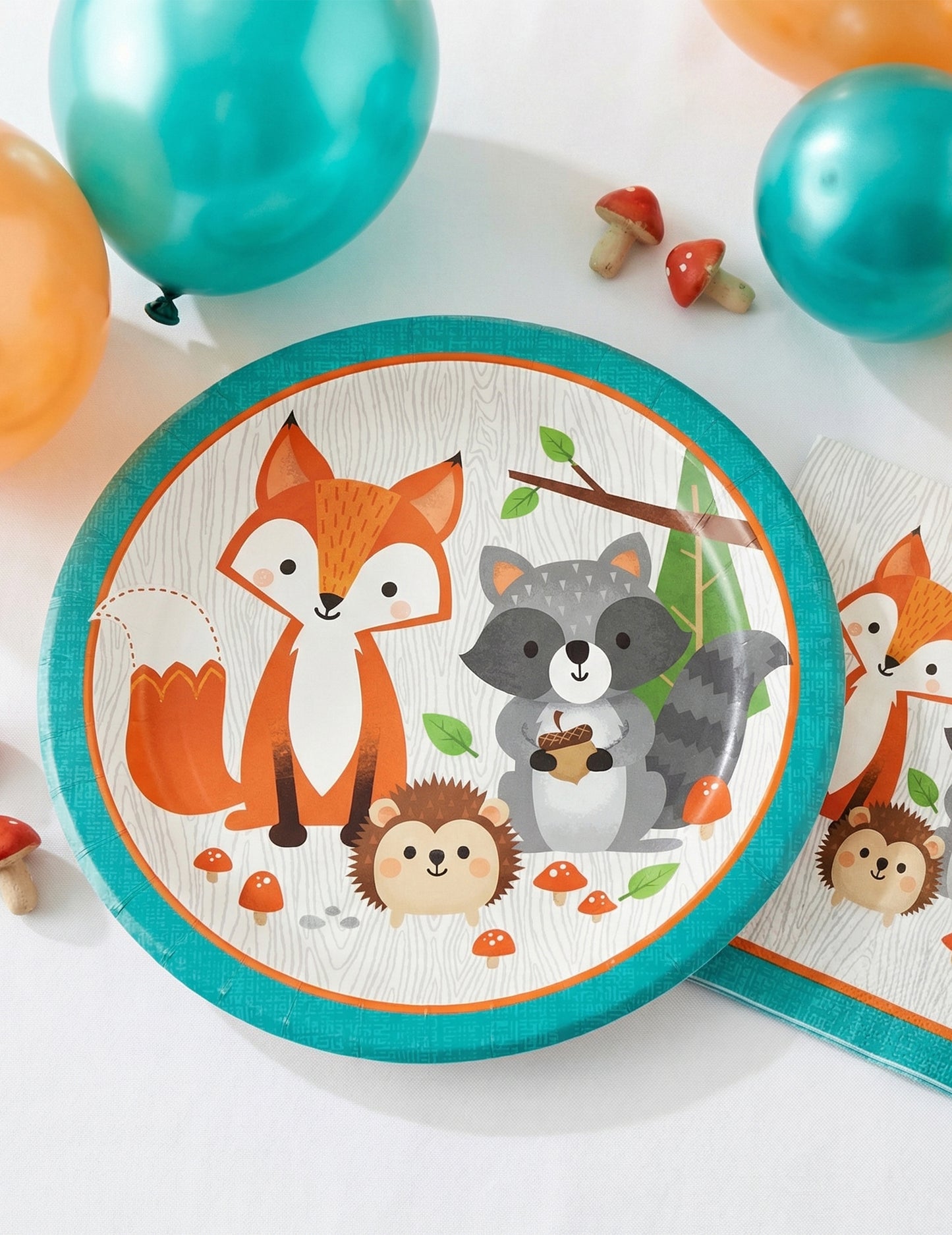 Mise en scène des assiettes en carton animaux de la forêt