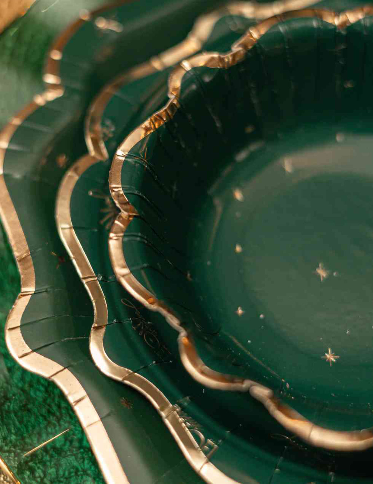 8 kerstkommen tijdloos Brits groen en goud 13,5 cm