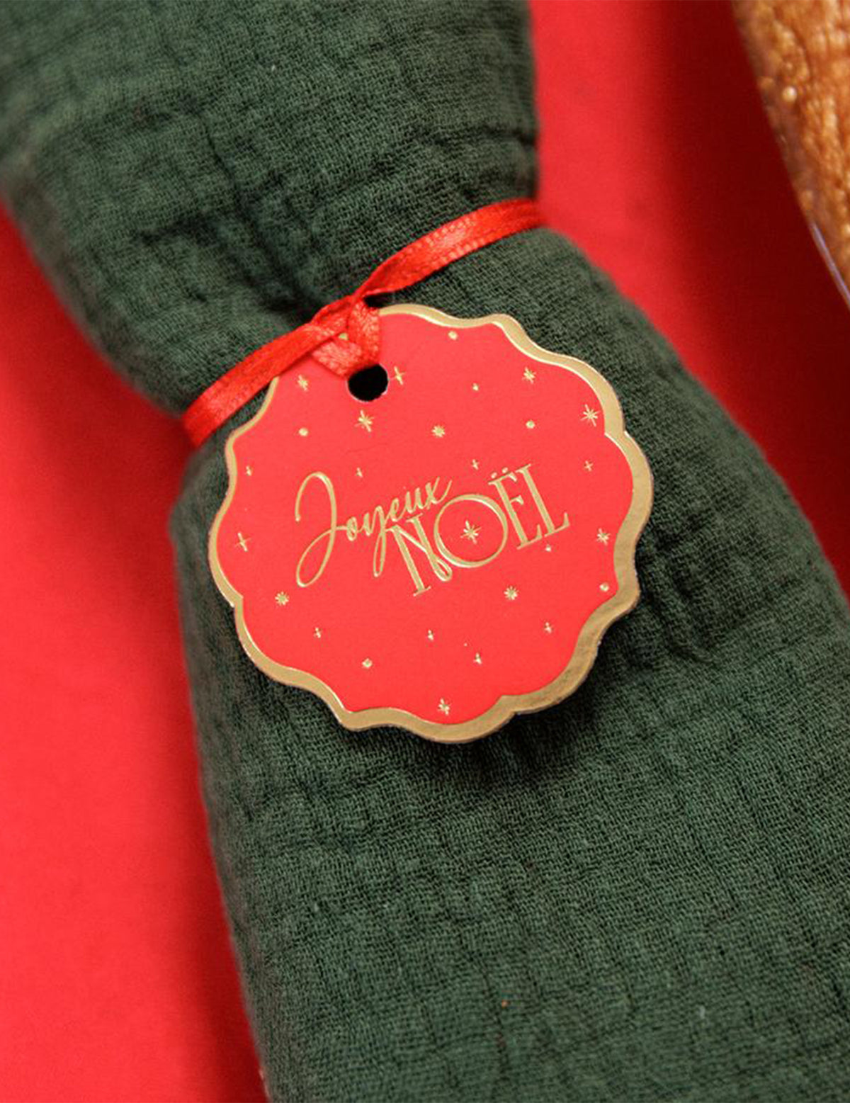 8 tijdloze kerstlabels Vrolijk Kerstfeest rood en goud 4,5 cm