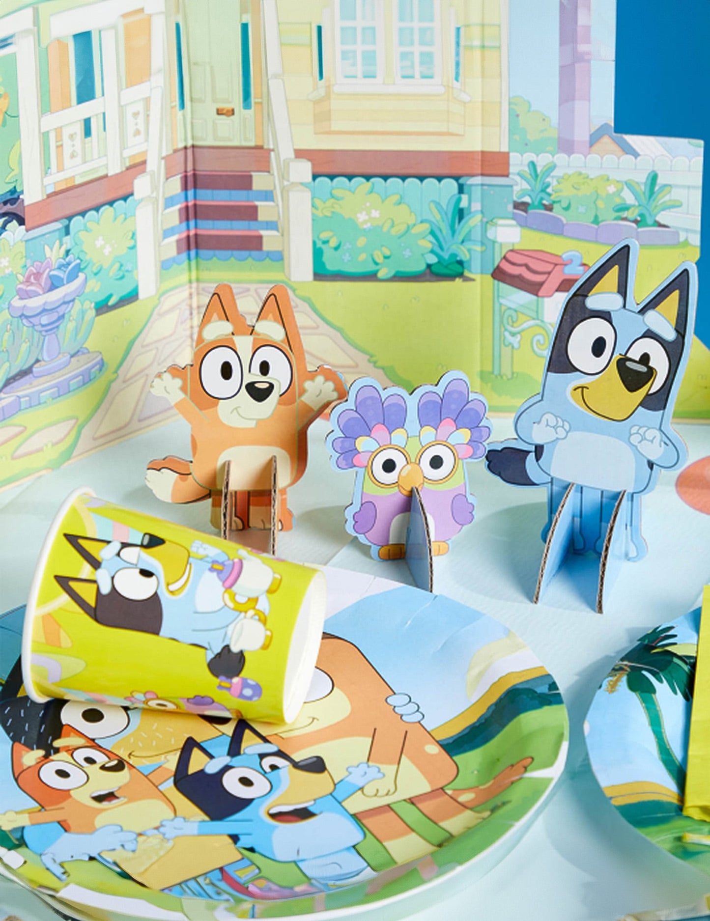 Mise en scène festive avec figurines des gobelets en carton Bluey