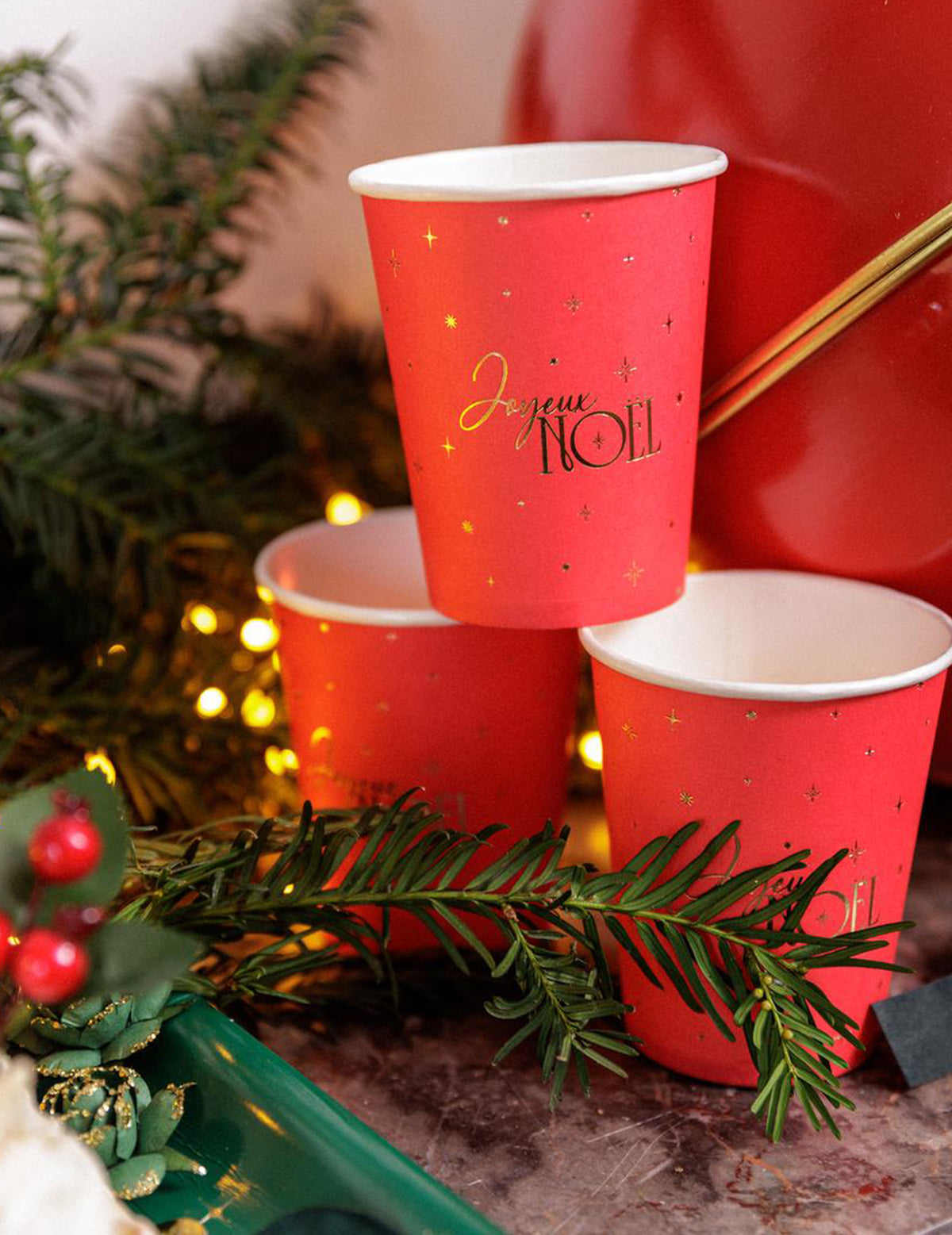 8 bekers Vrolijk Kerstfeest tijdloos rood en goud 25,5 cl