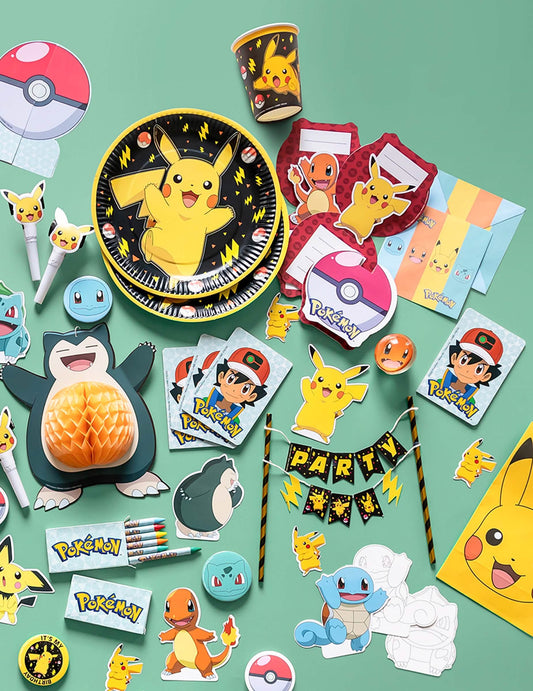 Mise en situation des invitations et enveloppes anniversaire Pokémon