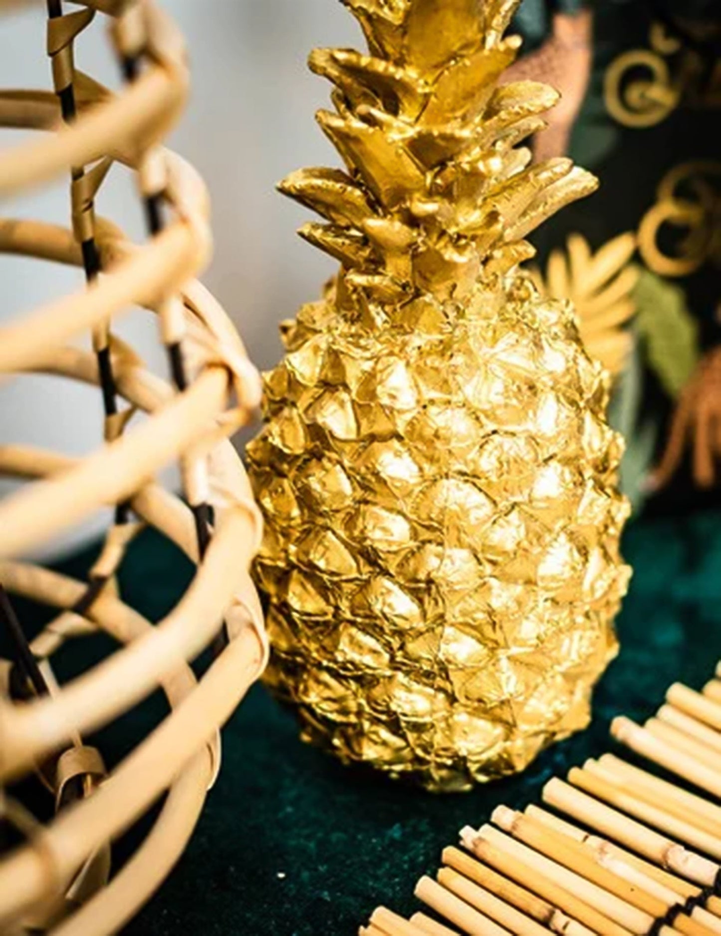 Gros plan de l'ananas décoratif en résine thème jungle