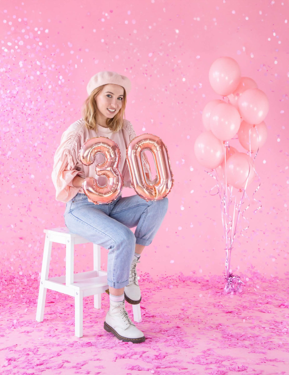 Mise en scène du ballon aluminium chiffre pour anniversaire rose gold formant le nombre 30